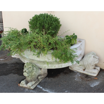 A half-moon-shaped basin resting on three lions