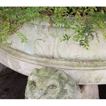 A half-moon-shaped basin resting on three lions
