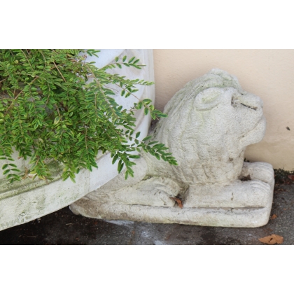 A half-moon-shaped basin resting on three lions