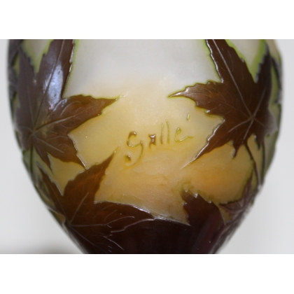Vase à talon "Feuilles d'érable" signé GALLÉ