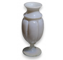 Vase à talon et godrons en opaline blanche