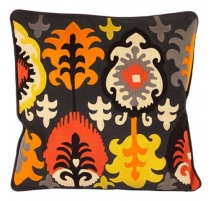 Coussin ethnic jaune et orange, fond noir