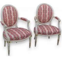 Paire de fauteuils Louis XVI laqués blanc et or