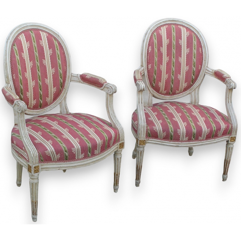 Paire de fauteuils Louis XVI laqués blanc et or