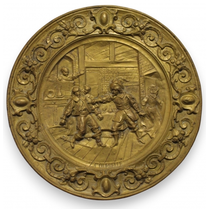 Plat en laiton repoussé \"La querelle\"