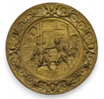 Plat en laiton repoussé "La querelle"