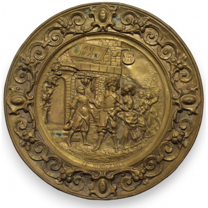 Plat en laiton repoussé \"Le Rendez-Vous\"