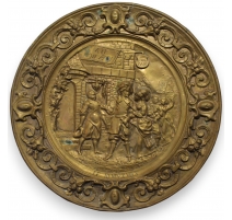 Plat en laiton repoussé "Le Rendez-Vous"
