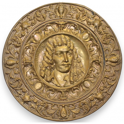 Plat en laiton repoussé \"Moliere\"