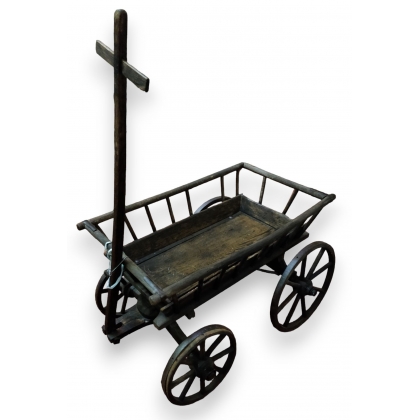 Petit char d\'enfant en bois