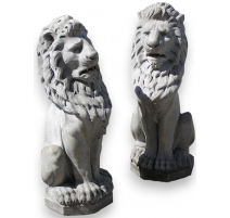 Paire de lions assis, en marbre blanc