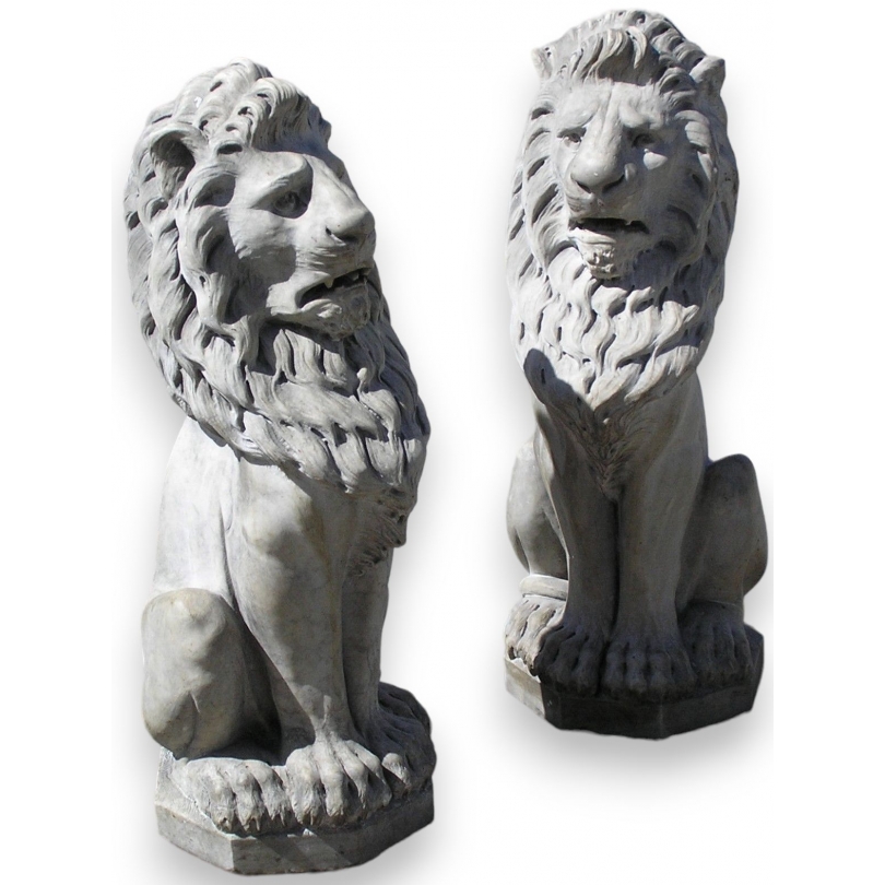 Paire de lions assis, en marbre blanc