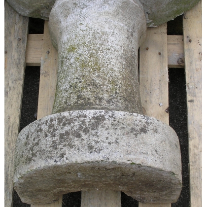 Half-moon-shaped basin made of Jura stone on a pedestal by Moinat SA – Antiques and home décor