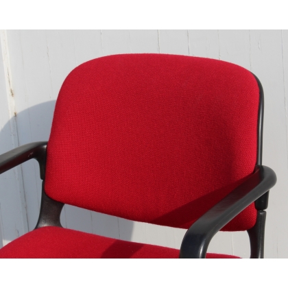 Fauteuil Conforto en tissus rouge et tubes noir
