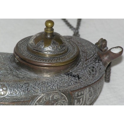  Lampe à huile Medo Perse decor damsquinée sur  Moinat SA  - Antiquités décoration