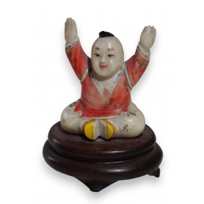 Netsuke Enfant assis les bras en l\'air