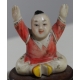 Netsuke Enfant assis les bras en l'air