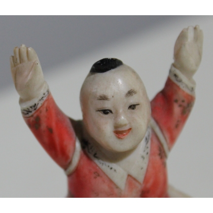 Netsuke Enfant assis les bras en l\'air