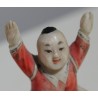 Netsuke Enfant assis les bras en l\'air