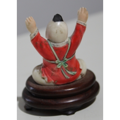 Netsuke Enfant assis les bras en l\'air