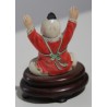Netsuke Enfant assis les bras en l\'air