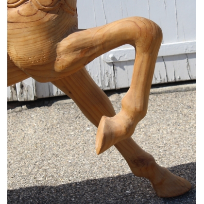 Cheval en bois sculpté brut