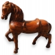 Cheval en bois sculpté verni