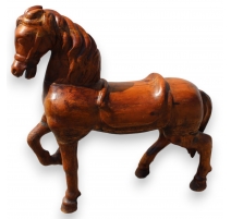 Cheval en bois sculpté verni