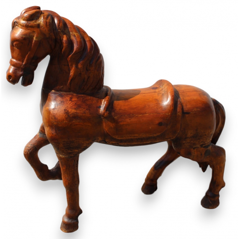 Cheval en bois sculpté verni