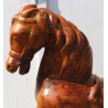 Cheval en bois sculpté verni