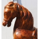 Cheval en bois sculpté verni