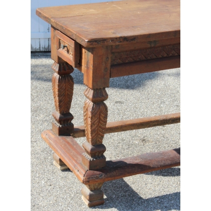 Table Louis XIII richement sculptée