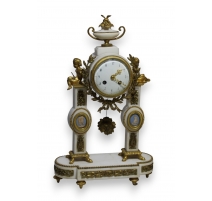 Pendule portique Louis XVI en marbre blanc