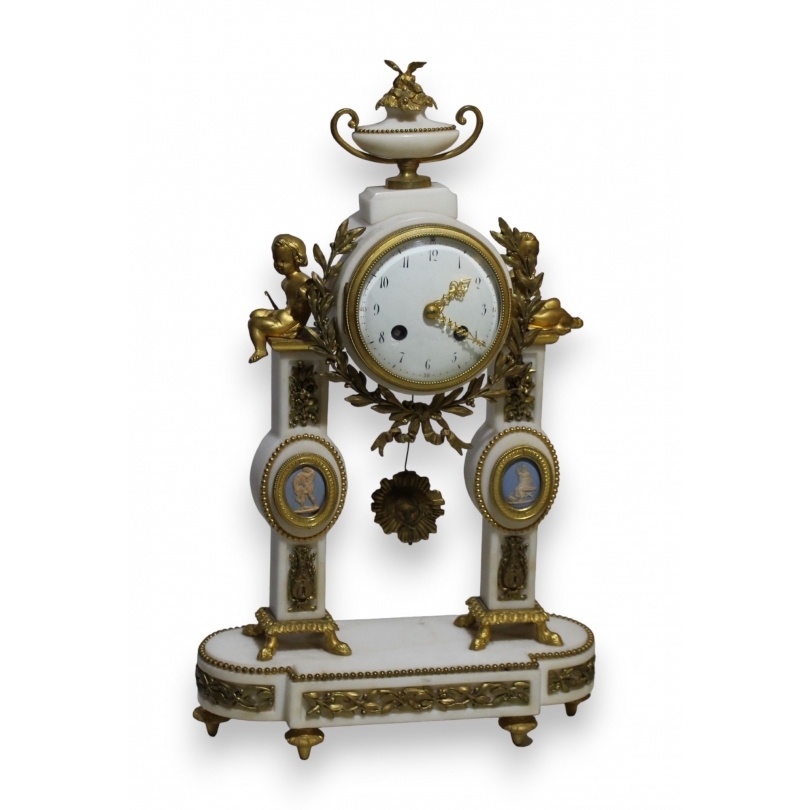 Pendule portique Louis XVI en marbre blanc