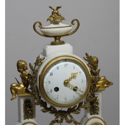 Louis XVI-style white marble pendulum clock on  Moinat SA  - Antiques and home décor