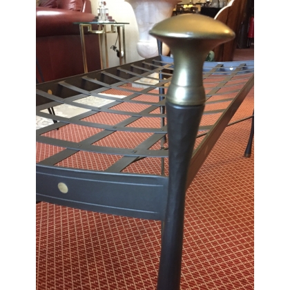 Banquette Tamure en fer battu et laiton