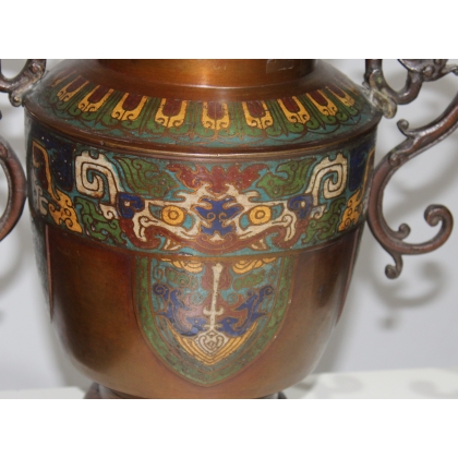 Paire de vases en bronze cloisonné avec anses
