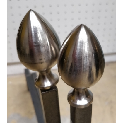 Paire de chenets en fonte pigne en bronze