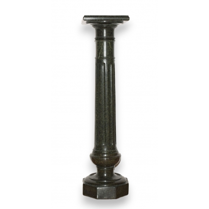 Colonne cannelée en marbre vert