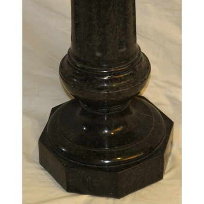 Colonne cannelée en marbre vert