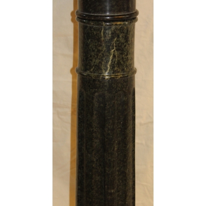 Colonne cannelée en marbre vert