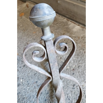 Paire de chenets en fer forgé boule en laiton