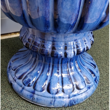 Vase en terre cuite vernissée bleue