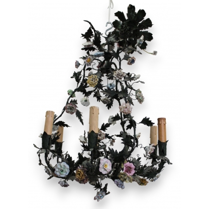 Lustre en tôle peinte avec fleurs en porcelaine