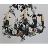 Lustre en tôle peinte avec fleurs en porcelaine