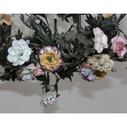 Lustre en tôle peinte avec fleurs en porcelaine