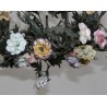 Lustre en tôle peinte avec fleurs en porcelaine