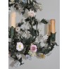 Lustre en tôle peinte avec fleurs en porcelaine