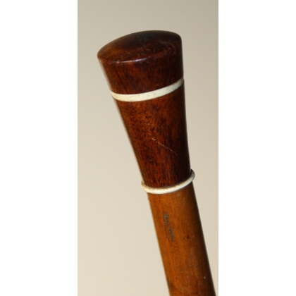 Canne avec pommeau conique en bois et ivoire