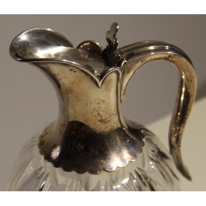 Carafe en cistal taillé avec monture en argent